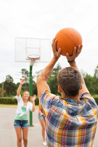 Groep gelukkig tieners spelen basketbal zomervakantie Stockfoto © dolgachov