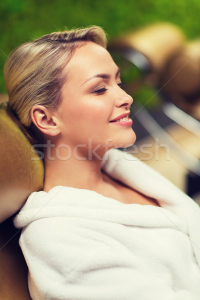 關閉 女子 坐在 浴 長袍 溫泉 商業照片 © dolgachov