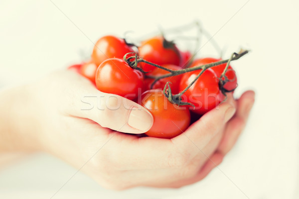 Mulher mãos tomates cereja alimentação saudável Foto stock © dolgachov