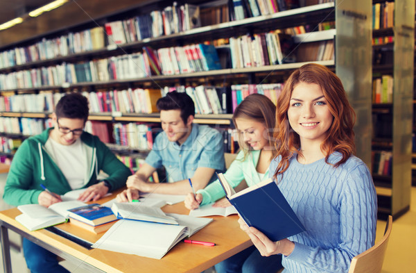 Foto stock: Feliz · estudantes · leitura · livros · biblioteca · pessoas