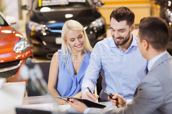 Feliz casal revendedor de automóveis automático mostrar salão Foto stock © dolgachov