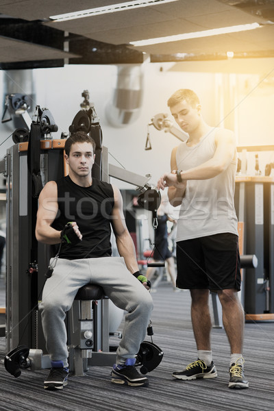 Uomini palestra macchina sport fitness Foto d'archivio © dolgachov