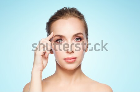 Gyönyörű fiatal nő mutat homlok szépség emberek Stock fotó © dolgachov