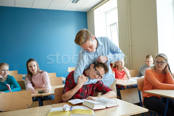 Student jongen lijden medeleerling onderwijs Stockfoto © dolgachov