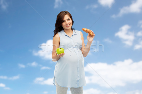 Foto stock: Feliz · mulher · grávida · maçã · croissant · gravidez · alimentação · saudável