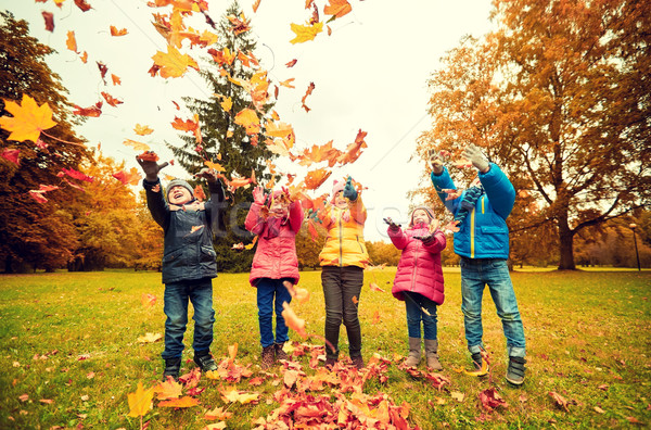 Stock foto: Glücklich · Kinder · spielen · Herbstlaub · Park · Kindheit