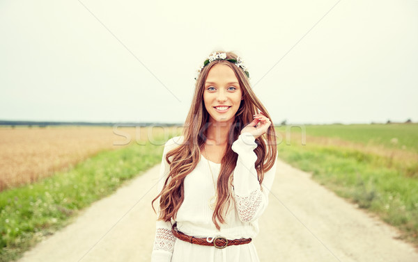 Gülen genç hippi kadın tahıl alan Stok fotoğraf © dolgachov