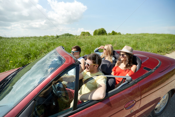 Fericit prietenii conducere cabrioleta maşină ţară Imagine de stoc © dolgachov