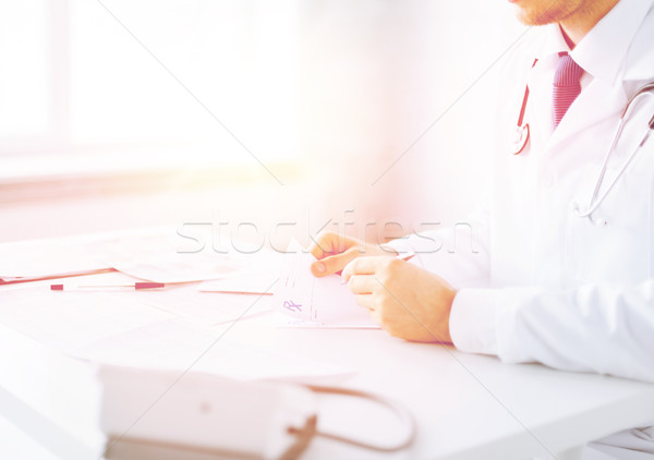 [[stock_photo]]: Médecin · de · sexe · masculin · écrit · ordonnance · papier · famille