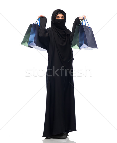 Muslim Frau hijab Einkaufstaschen Verkauf Konsumismus Stock foto © dolgachov