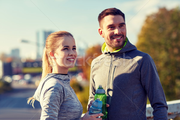 Foto d'archivio: Sorridere · Coppia · bottiglie · acqua · esterna · fitness