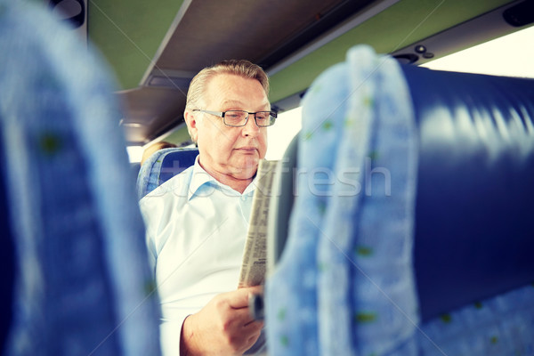 Feliz altos hombre lectura periódico viaje Foto stock © dolgachov