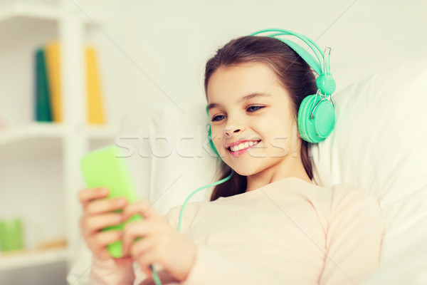 快樂的女孩 床 智能手機 家 人 孩子 商業照片 © dolgachov