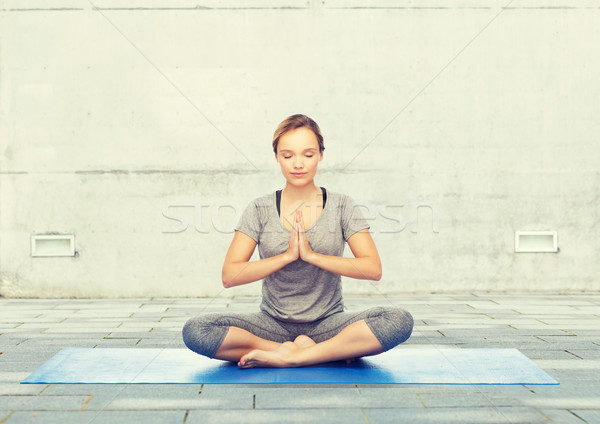 Kobieta jogi medytacji Lotos stanowią Zdjęcia stock © dolgachov