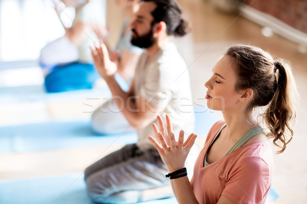Grupo de personas meditando yoga estudio fitness Foto stock © dolgachov
