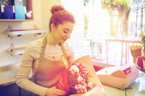 Sonriendo florista mujer Foto stock © dolgachov