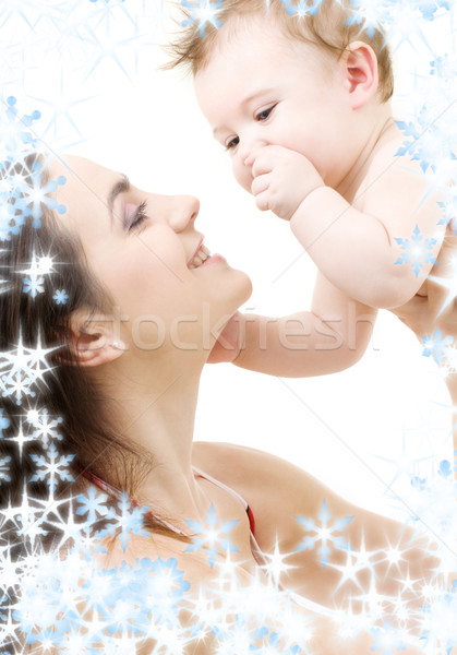 Baby matka ręce zdjęcie szczęśliwy płatki śniegu Zdjęcia stock © dolgachov