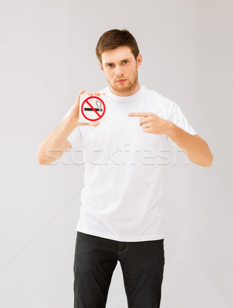 Stock fotó: Fiatalember · mutat · dohányozni · tilos · felirat · kép · férfi