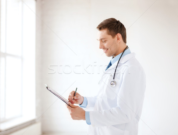 Foto stock: Sorridente · médico · do · sexo · masculino · estetoscópio · clipboard · saúde · médico