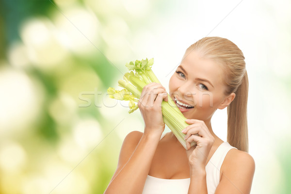 Donna mordere pezzo sedano verde insalata Foto d'archivio © dolgachov