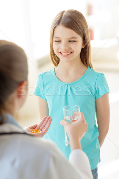 Foto stock: Femenino · médico · pastillas · agua · nino · salud