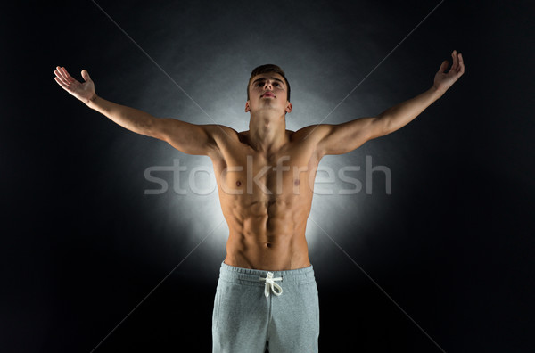 Młodych mężczyzna kulturysta podniesionymi rękami sportu kulturystyka Zdjęcia stock © dolgachov