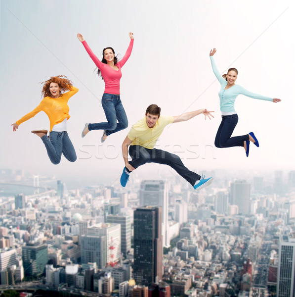 Gruppe lächelnd Jugendliche springen Luft Glück Stock foto © dolgachov