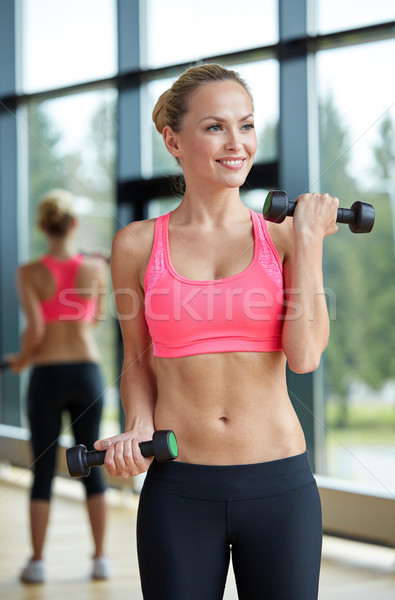 Fiatal sportos nő súlyzók bicepsz sport Stock fotó © dolgachov