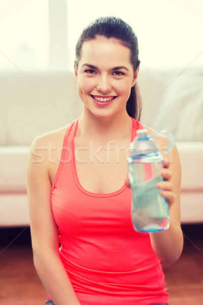 ストックフォト: 笑みを浮かべて · 少女 · ボトル · 水 · 行使 · フィットネス