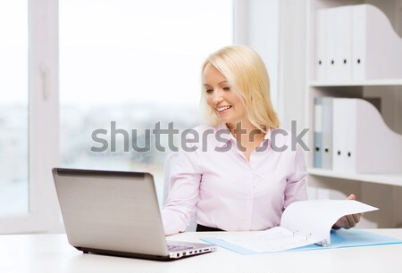 Stockfoto: Glimlachend · zakenvrouw · student · laptop · onderwijs · business