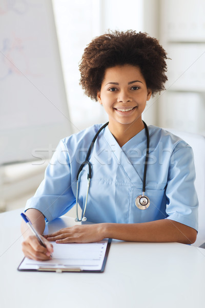 Zdjęcia stock: Szczęśliwy · kobiet · lekarza · pielęgniarki · piśmie · schowek