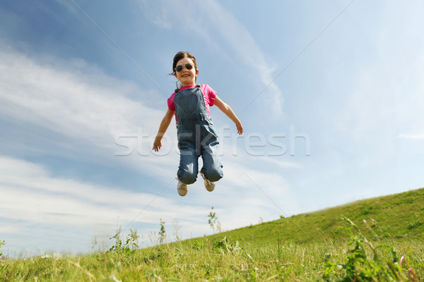 Stockfoto: Gelukkig · meisje · springen · hoog · buitenshuis · zomer