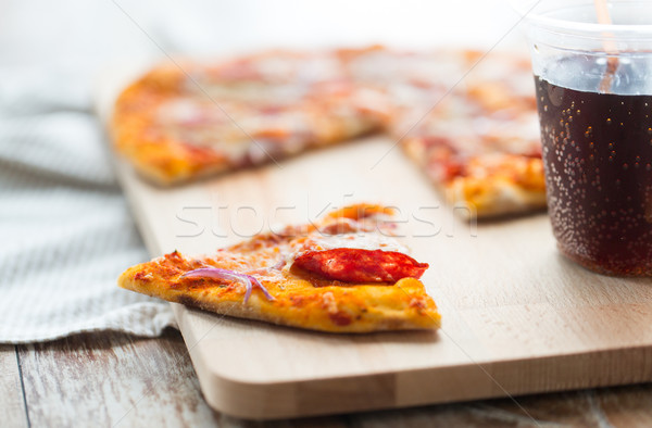 Közelkép pizza szénsavas ital asztal gyorsételek Stock fotó © dolgachov