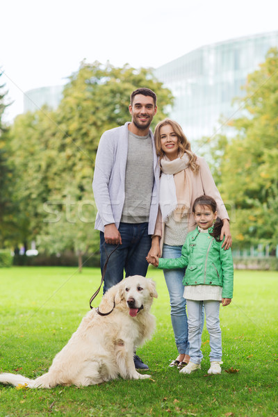 Gelukkig gezin labrador retriever hond park familie huisdier Stockfoto © dolgachov