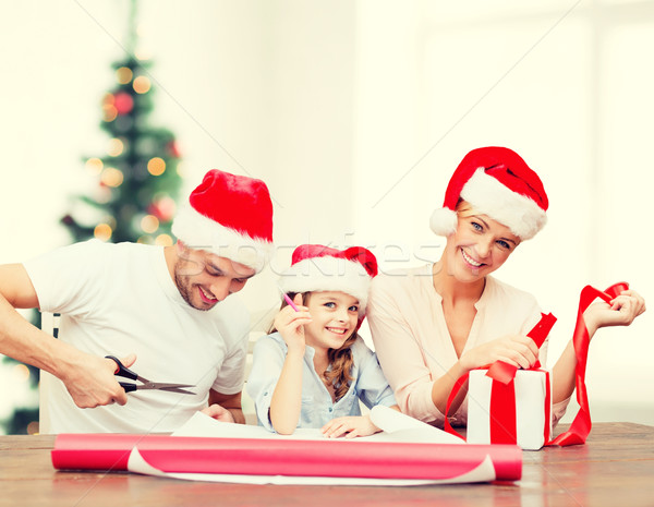 Souriant famille helper coffret cadeau Photo stock © dolgachov