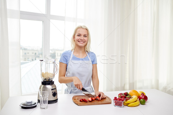 Stockfoto: Glimlachende · vrouw · schudden · home · gezond · eten · koken