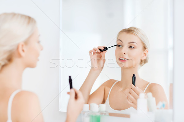 Kobieta tusz do rzęs uzupełnić łazienka piękna Zdjęcia stock © dolgachov