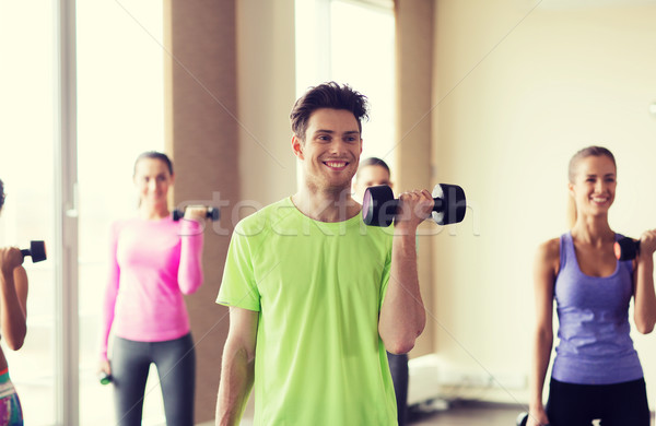 Grupo sorridente pessoas que trabalham fora halteres fitness Foto stock © dolgachov