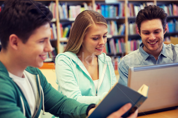 Foto stock: Feliz · estudantes · laptop · livro · biblioteca · pessoas