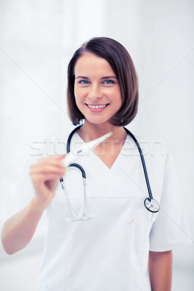 Medic termometru stetoscop asistenţă medicală medical femeie Imagine de stoc © dolgachov