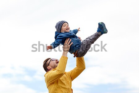 Baba oğul oynama açık havada aile çocukluk Stok fotoğraf © dolgachov