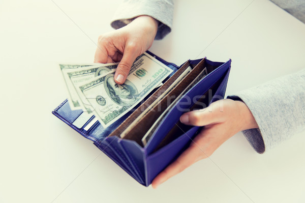 Mulher mãos carteira dinheiro negócio Foto stock © dolgachov