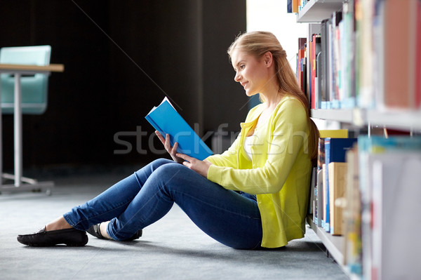 Stock foto: High · School · Studenten · Mädchen · Lesung · Buch · Bibliothek