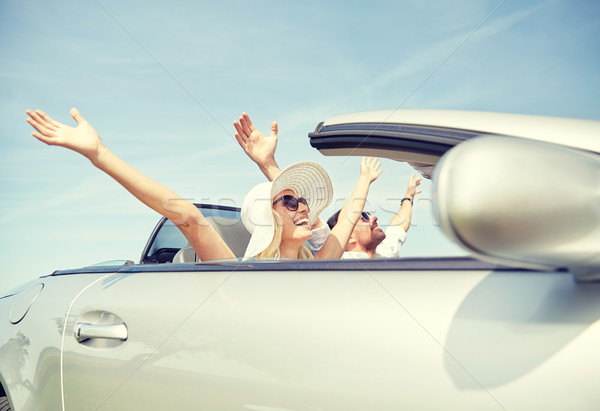 Szczęśliwy człowiek kobieta jazdy kabriolet samochodu Zdjęcia stock © dolgachov