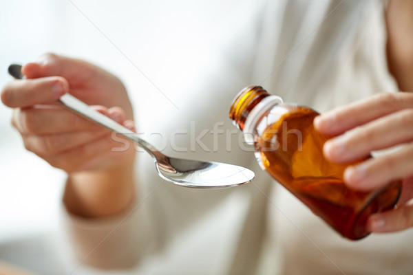 [[stock_photo]]: Femme · médication · bouteille · cuillère · santé