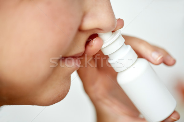 Bolnav femeie spray asistenţă medicală gripa Imagine de stoc © dolgachov