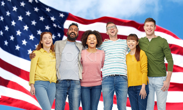 Internaţional grup de oameni American Flag diversitate rasă Imagine de stoc © dolgachov