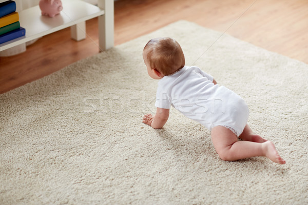Kicsi baba pelenka kúszás padló otthon Stock fotó © dolgachov