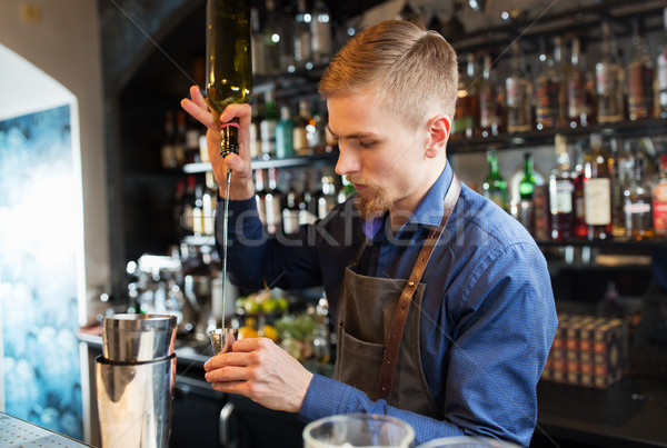 Barman shaker cocktail bar băuturi oameni Imagine de stoc © dolgachov