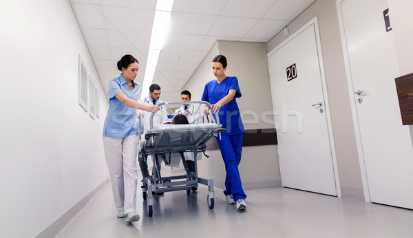[[stock_photo]]: Femme · hôpital · urgence · profession · personnes